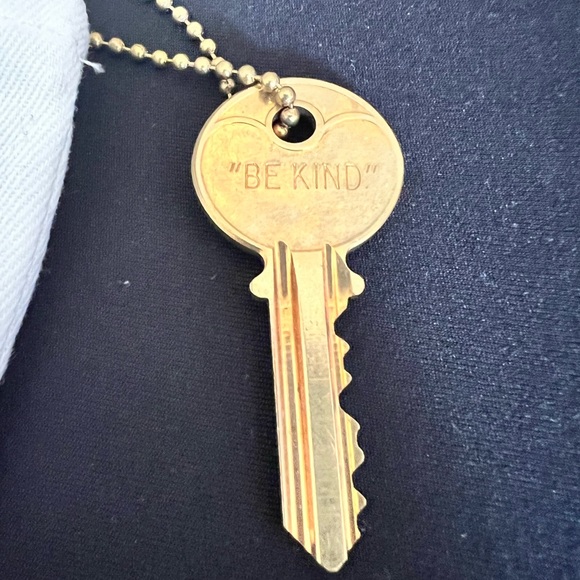 Necklace “The Giving Key” - Be Kind - Picture 3 of 3